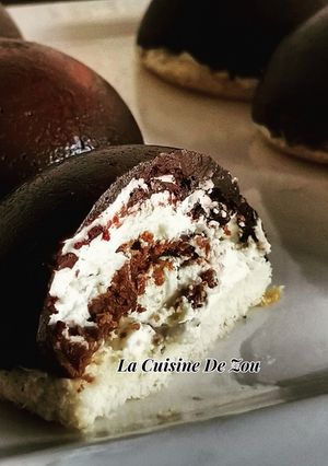Une photo de Dôme chocolat, croustillant praliné, mousse mascarpone