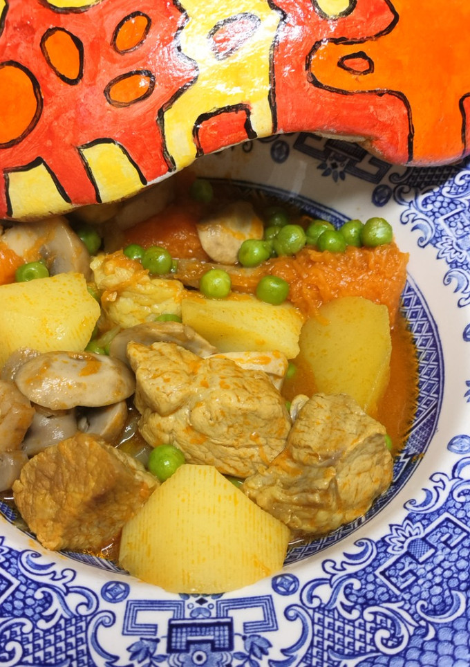 Una foto de Estofado de cerdo con calabaza, patatas y guisantes
