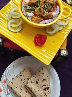 लौकी बेसन गट्टा करी (lauki besan gatta curry recipe in Hindi) रेसिपी मुख्य फोटो