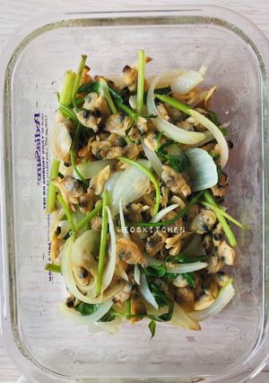 Hình của món Nghêu lụa xào hành cần.