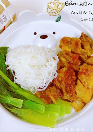 Hình của món Bún sườn rim chua ngọt.