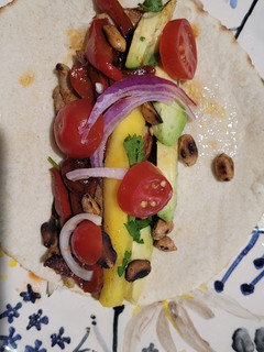 Una foto de Tacos de pollo al curry, mango spicy y cítrico