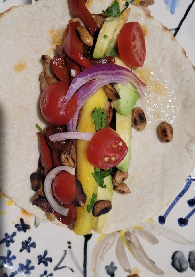 Una foto de Tacos de pollo al curry, mango spicy y cítrico