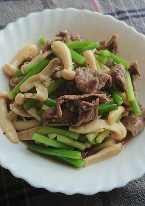 Hình của món Thịt bò xào nấm và ngồng tỏi.