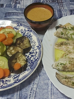 Una foto de Lubina con verduras con lékué