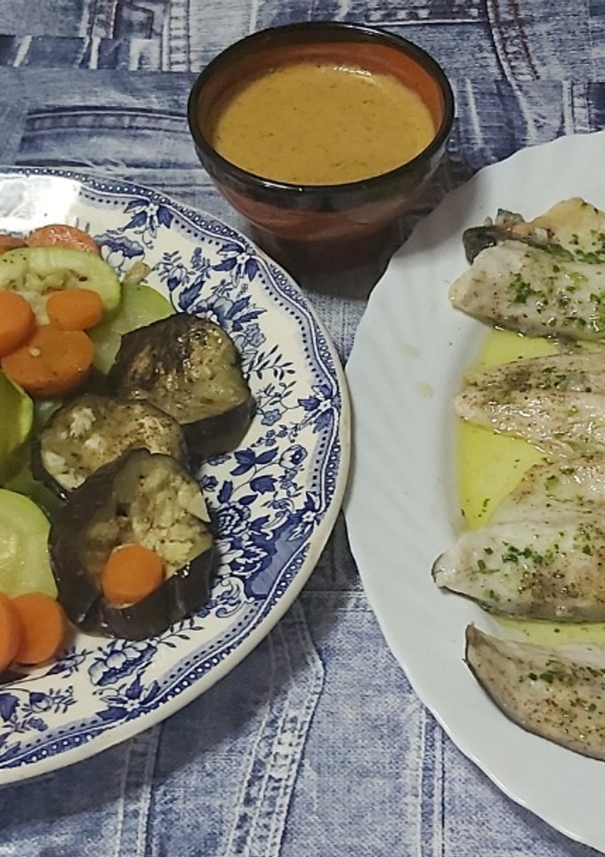 Una foto de Lubina con verduras con lékué
