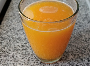 Una foto de Jugo de Naranja, Mandarina y Limón 🍹🍊🍋🍊