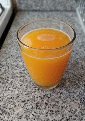 Una foto de Jugo de Naranja, Mandarina y Limón 🍹🍊🍋🍊