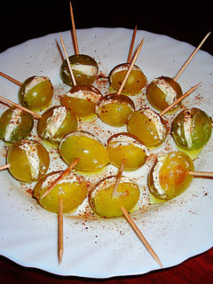 Una foto de Mini pintxos de uvas Moscatel rellenas de queso