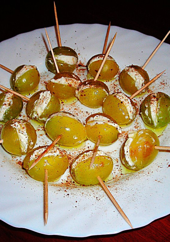Una foto de Mini pintxos de uvas Moscatel rellenas de queso
