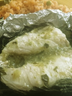 Una foto de Pescado empapelado en salsa verde con acuyo 🥬🐟🍛