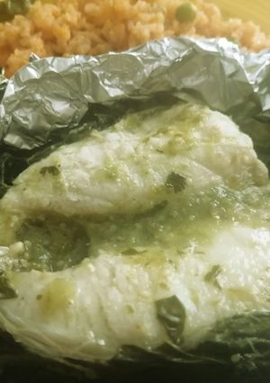 Una foto de Pescado empapelado en salsa verde con acuyo 🥬🐟🍛