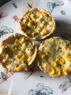 Una foto de Mini quichés sin gluten de elote y queso / canastas de choclo y queso
