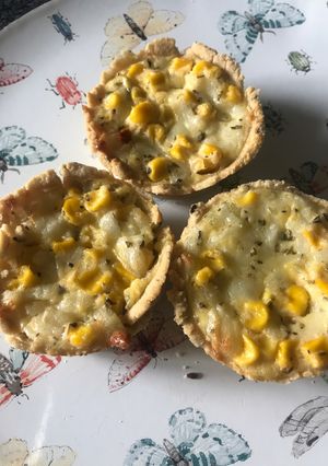 Una foto de Mini quichés sin gluten de elote y queso / canastas de choclo y queso