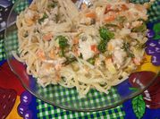 Una foto de spaghetti con pollo y crema de leche