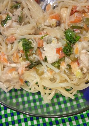 Una foto de Pasta con crema,Pollo y Verduras