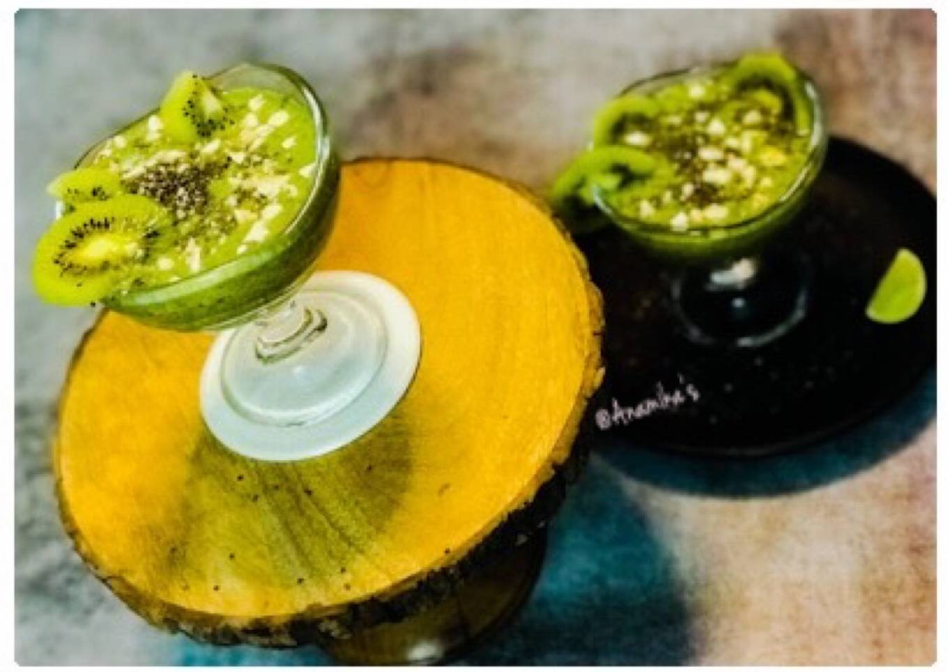 Green Smoothie: With Kiwi Banana Spinach and Chia Seeds