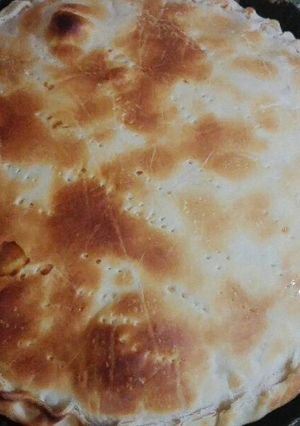 Una foto de Tarta de salchichas con tomate y queso