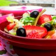 Ensalada de lechuga con fresas y habichuelas encurtidas