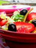 Ensalada de lechuga con fresas y habichuelas encurtidas