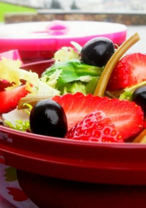 Una foto de Ensalada de lechuga con fresas y habichuelas encurtidas