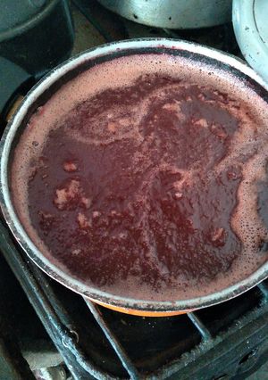 Una foto de Dulce de cereza casero en varios pasos