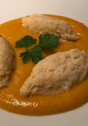 Une photo de Quenelles alsaciennes et crème de potiron