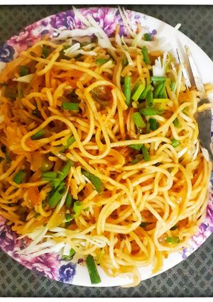 व्हेज हक्का नूडल्स (veg hakka noodles recipe in marathi) रेसिपी चे मुख्य फोटो 