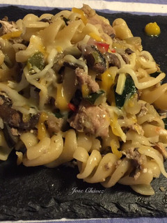 Una foto de Fusilli con atún y salteado de verduras y champiñones