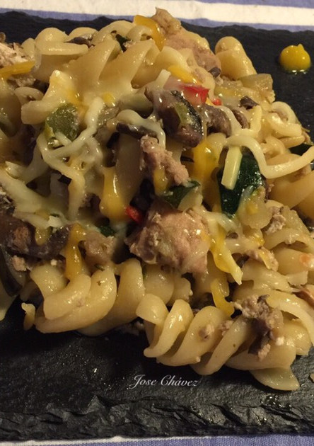 Una foto de Fusilli con atún y salteado de verduras y champiñones