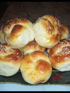A picture of Knotted rolls.