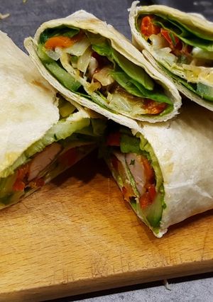 Csirkés wrap sült és friss zöldségekkel, snidlinggel recept fotója