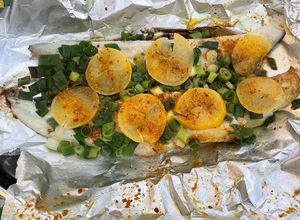 Une photo de Filets de merlu blanc aux cébettes, citron confit et épices