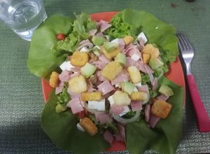 Una foto de Ensalada de Eva con jamón picado
