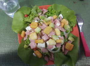 Una foto de Ensalada de Eva con jamón picado