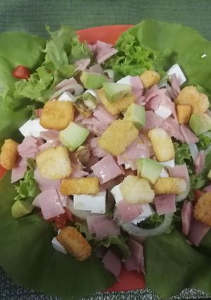 Una foto de Ensalada de Eva con jamón picado