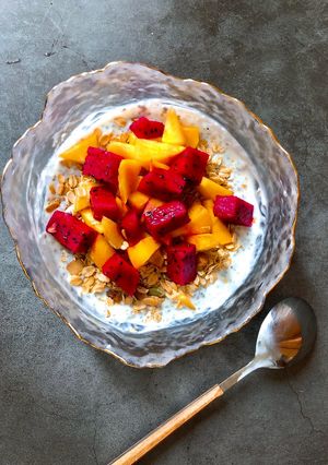 Hình của món Eatclean/ Hạt Chia, Sữa Chua, Granola, Trái Hồng Và Thanh Long Đỏ.