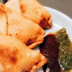 A picture of Aaloo samosa.