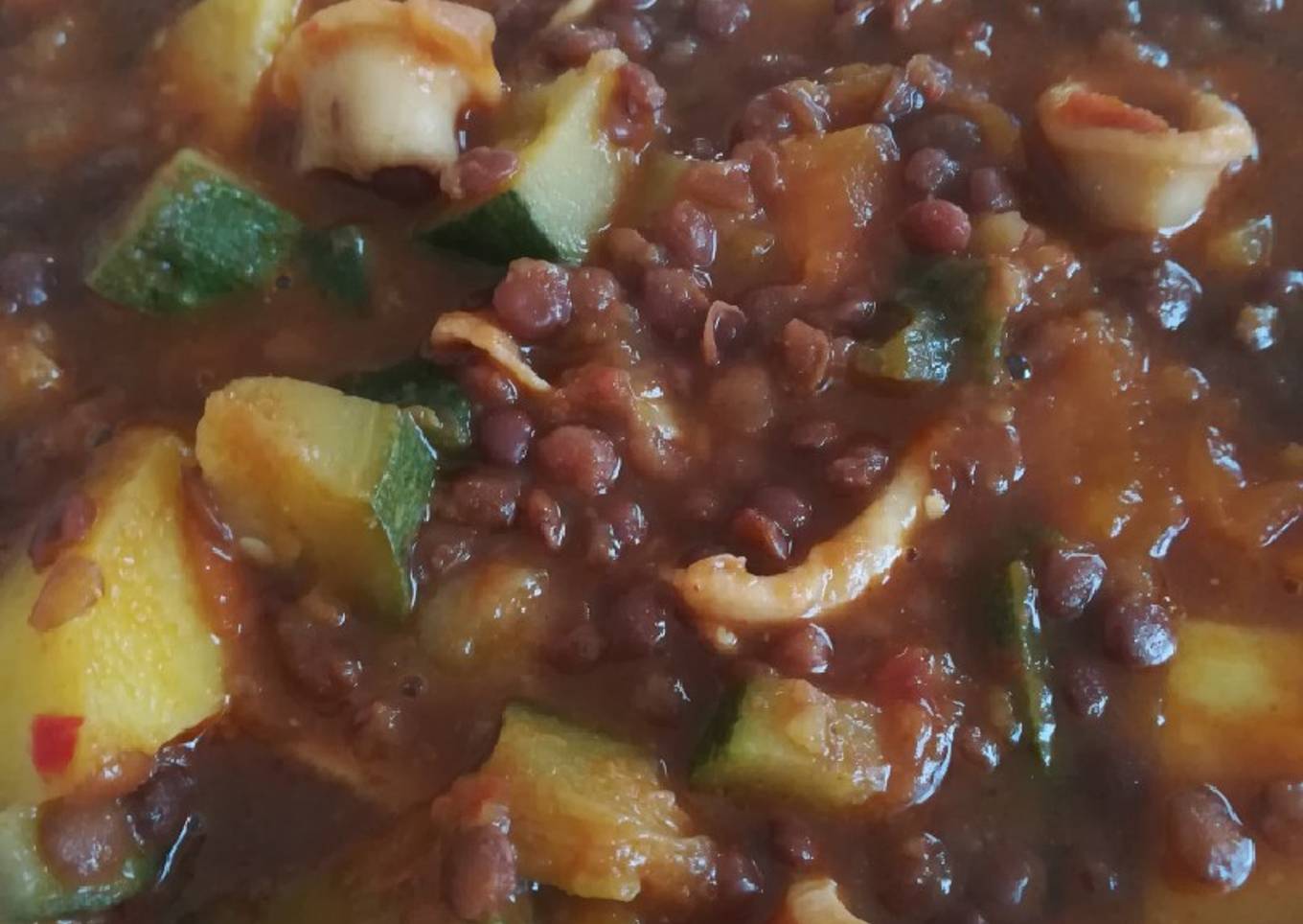 Lentejas de bote con verduras y calamar