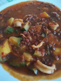 Una foto de Lentejas de bote con verduras y calamar