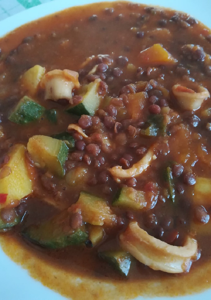 Una foto de Lentejas de bote con verduras y calamar
