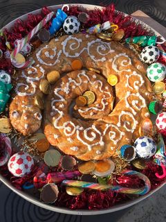 Una foto de Casca de Reis de mazapán. Roscón de Reyes, típico de Gandía y La Safor (Valencia) 🐲