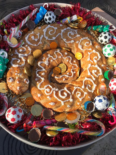 Una foto de Casca de Reis de mazapán. Roscón de Reyes, típico de Gandía y La Safor (Valencia) 🐲