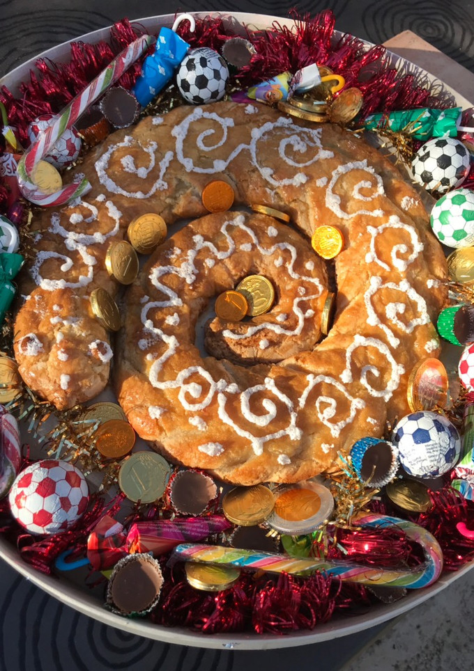 Una foto de Casca de Reis de mazapán. Roscón de Reyes, típico de Gandía y La Safor (Valencia) 🐲