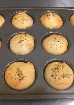 A picture of Pepperoni Pizza Bombs.