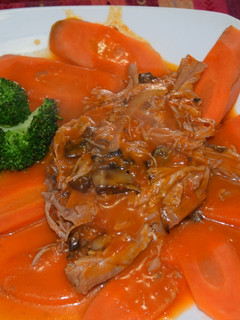 Una foto de Pavo con champinones en salsa de tomate