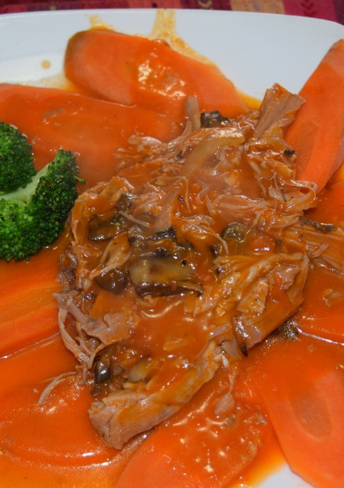Una foto de Pavo con champinones en salsa de tomate