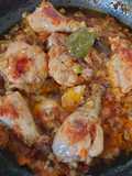 Muslos de pollo con verduras y aceitunas