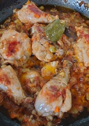 Foto principal de Muslos de pollo con verduras y aceitunas