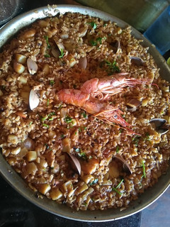 Una foto de Rossejat (arroz con sepia y gambones)